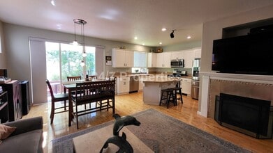 3250 Wild Rose Loop in West Linn, OR - Building Photo - Building Photo