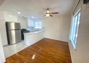 12433 Riverside Dr in Valley Village, CA - Building Photo - Building Photo