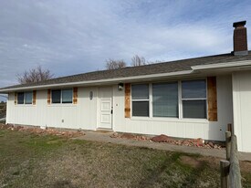 1209 NE Brown Dr in Madras, OR - Building Photo