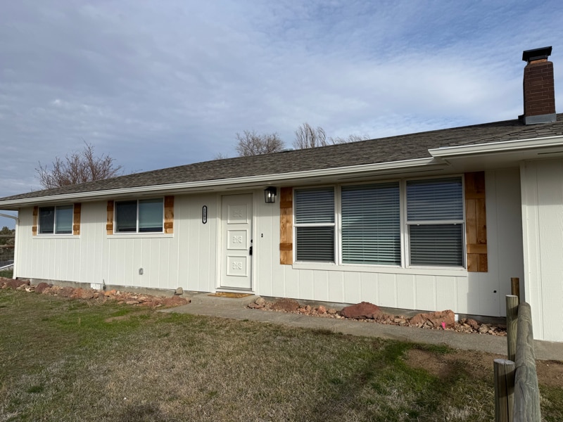 1209 NE Brown Dr in Madras, OR - Building Photo