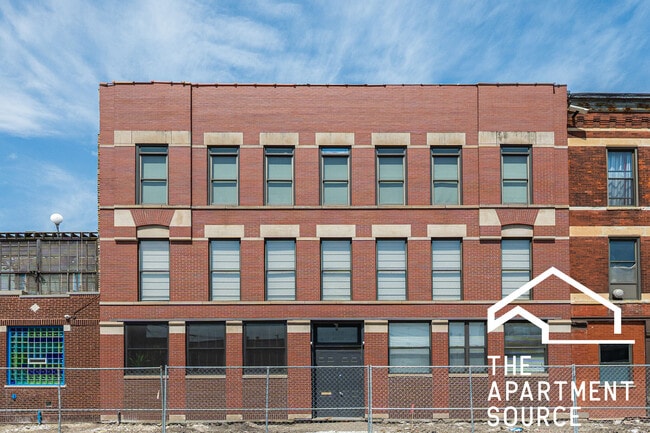 2120 W Grand Ave, Unit D in Chicago, IL - Building Photo - Building Photo
