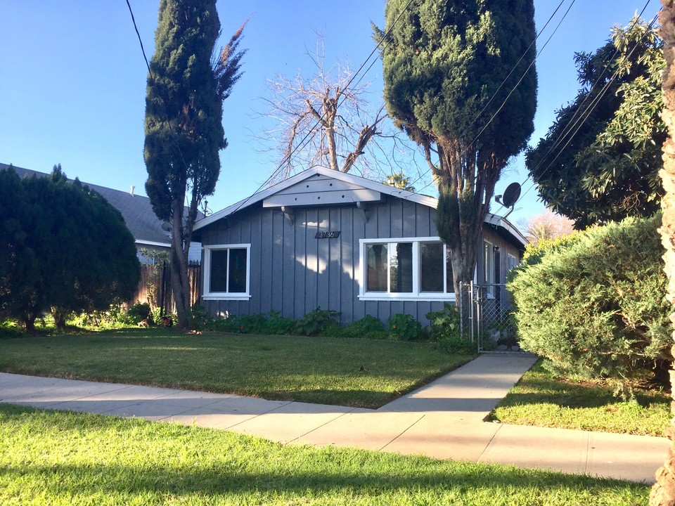 3732 Roosevelt St in Riverside, CA - Foto de edificio