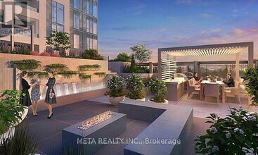 693 Davis Dr in Newmarket, ON - Building Photo - Building Photo