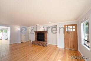 122 NE 130th St in Seattle, WA - Building Photo