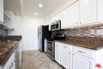 433 S Manhattan Pl-Unit -108 in Los Angeles, CA - Building Photo - Building Photo