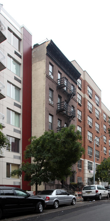 515 W 46th St in New York, NY - Building Photo