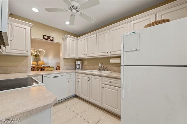 1055 Forest Lakes Dr in Naples, FL - Building Photo - Building Photo