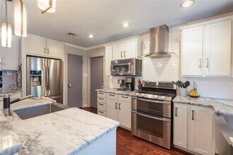 3585 Merrell Rd in Dallas, TX - Building Photo - Building Photo