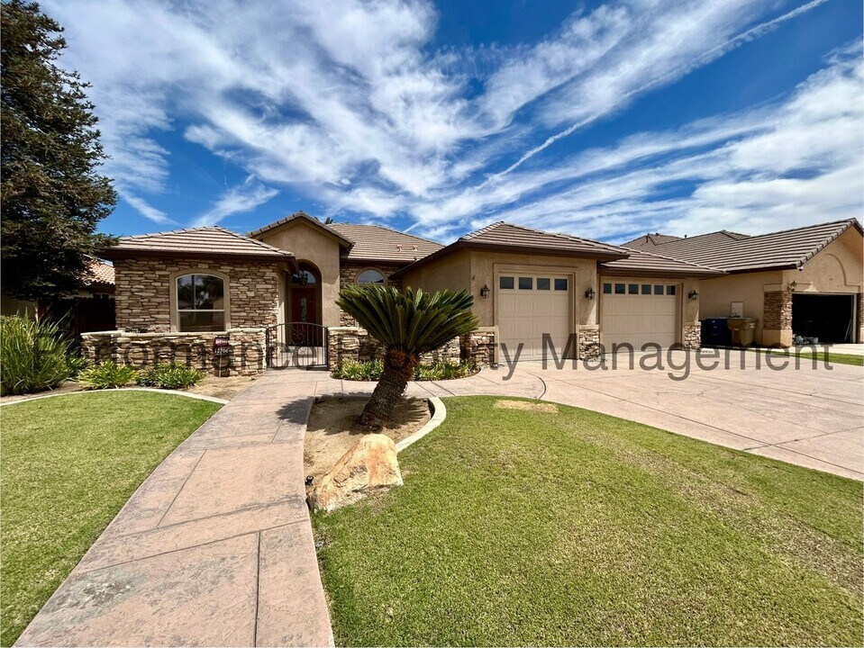 12706 Lanai Ave in Bakersfield, CA - Building Photo