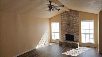 5023 Fitzwater Dr in Spring, TX - Foto de edificio - Building Photo