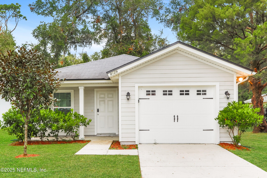 8129 Firetower Rd in Jacksonville, FL - Foto de edificio