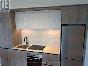 2495 Eglinton Ave W in Mississauga, ON - Building Photo - Building Photo