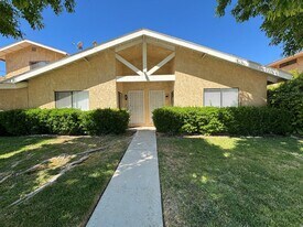 43301 20th St W in Lancaster, CA - Building Photo