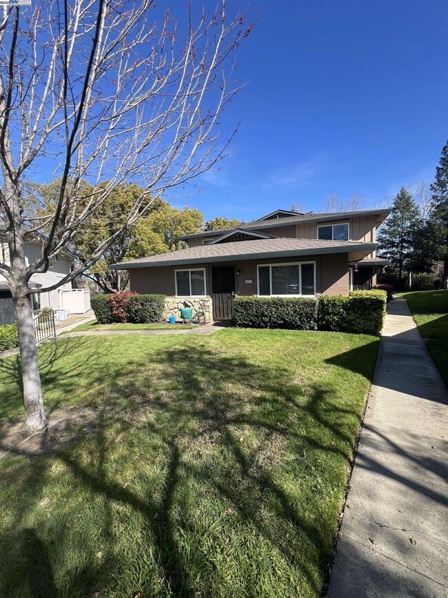 property at 2113 Arroyo Ct