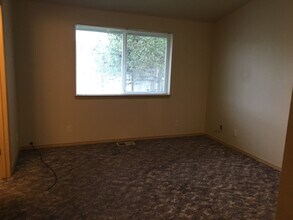 165-167 SE Silverado Ct in Roseburg, OR - Building Photo - Building Photo