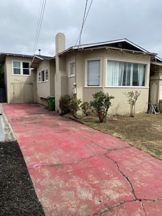 2461 68th Ave in Oakland, CA - Building Photo