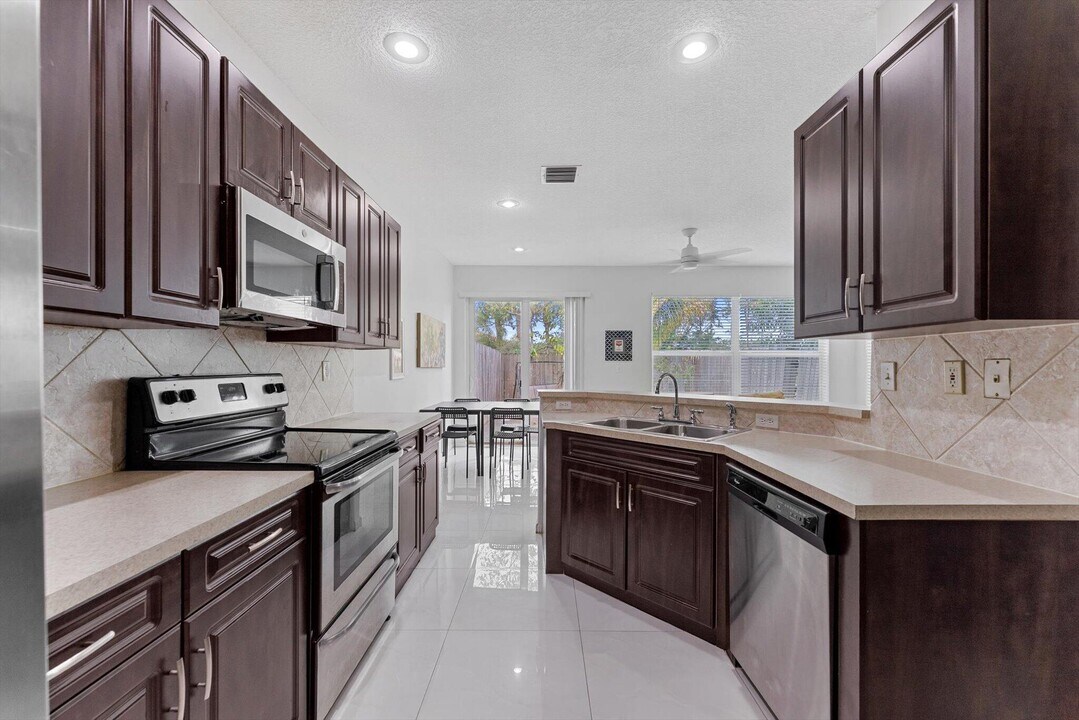 6289 Crescent Lake Way in Greenacres, FL - Building Photo