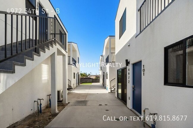 4972 54th St in San Diego, CA - Foto de edificio - Building Photo