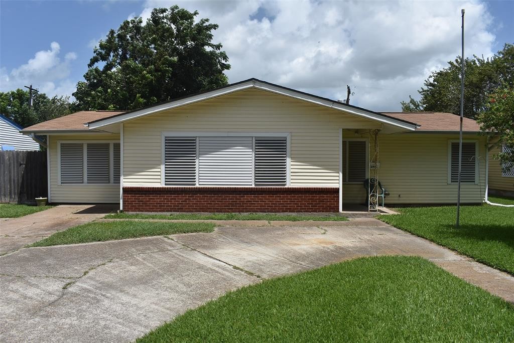 2002 1st St N in Texas City, TX - Building Photo