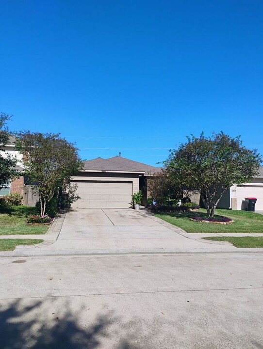 10838 Harston Dr in Tomball, TX - Building Photo