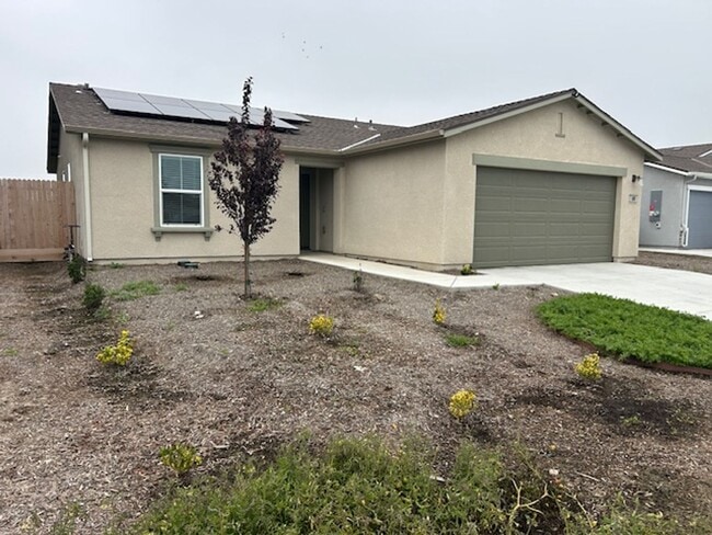 490 Cromley St in Tulare, CA - Building Photo - Building Photo