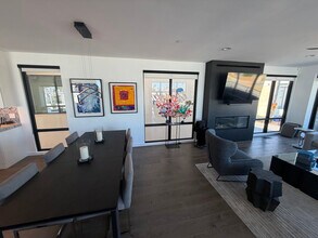 116 W Channel Islands Blvd in Oxnard, CA - Foto de edificio - Building Photo