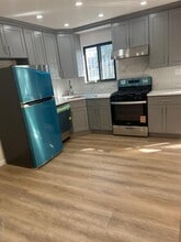 211-37 46th Ave in Queens, NY - Foto de edificio - Building Photo