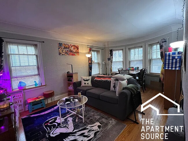 property at 2421 W Lunt Ave