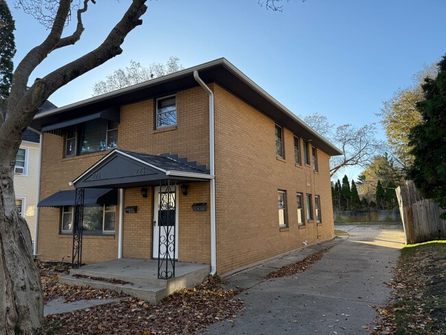 223-225 S Gardiner Ave in Rockford, IL - Building Photo - Building Photo