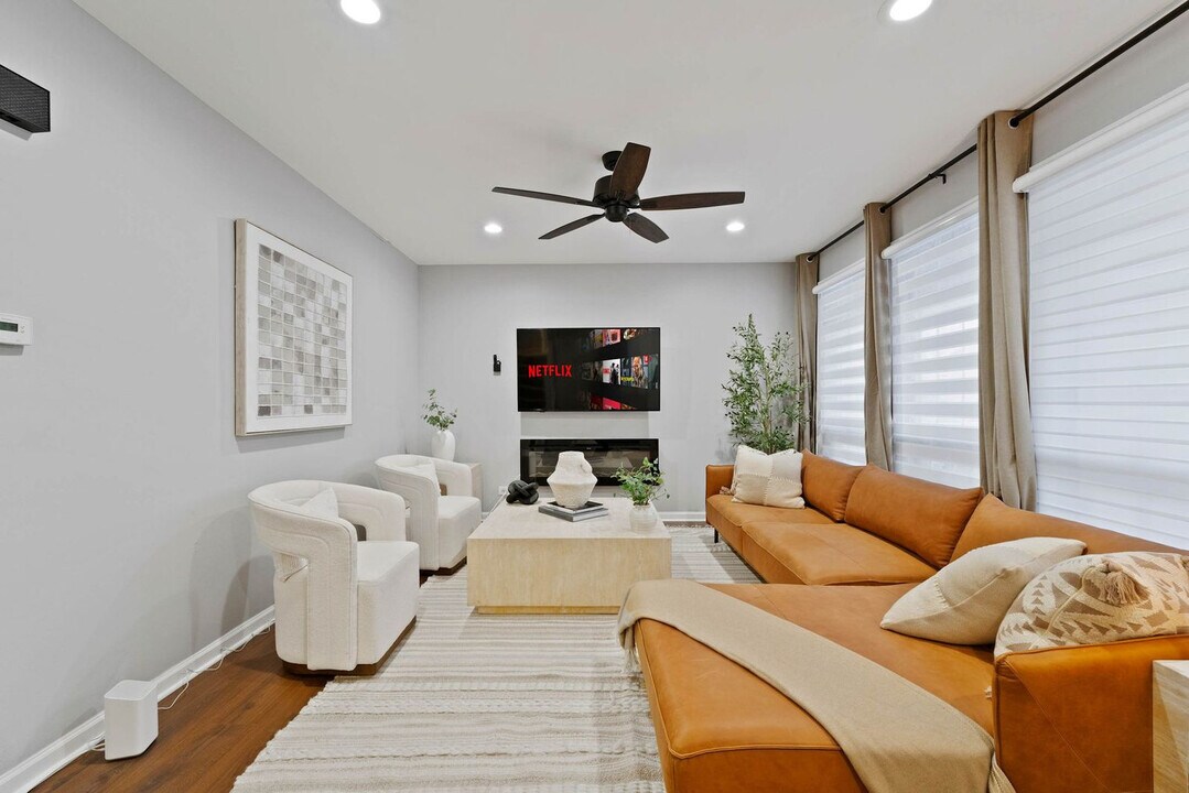 225 Kedvale Ct in Bolingbrook, IL - Building Photo