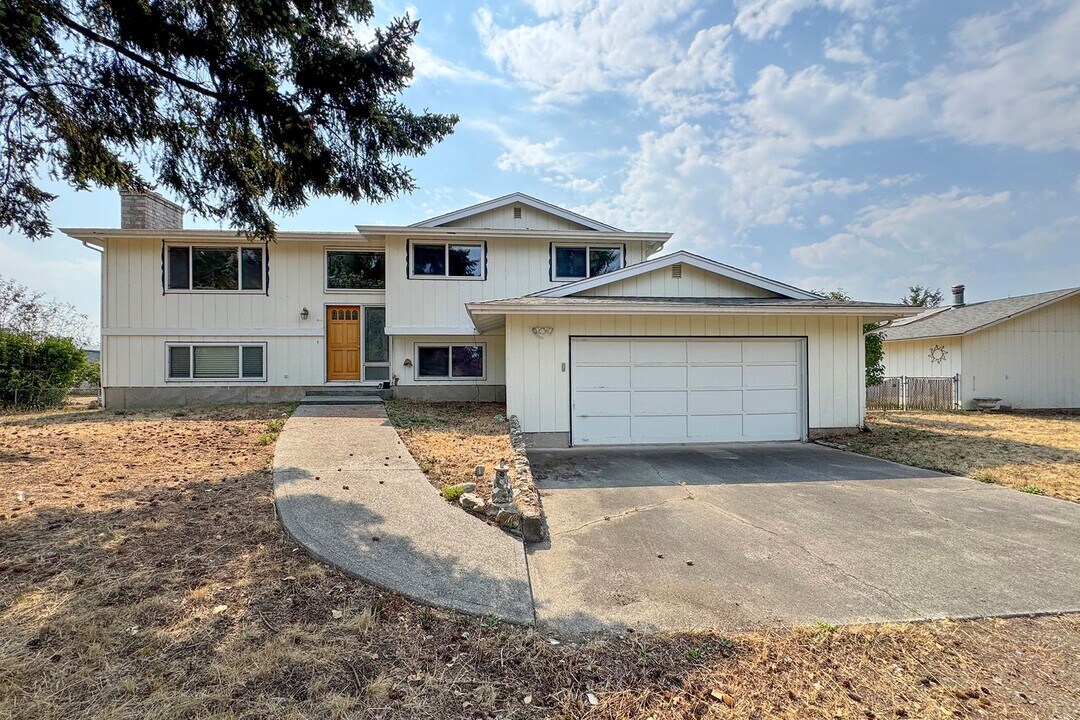 1021 W Spruce St in Sequim, WA - Building Photo