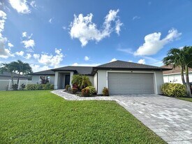 925 SW 5th Terrace in Cape Coral, FL - Building Photo