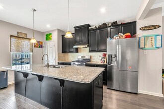 605 Bayside Ct in South Amboy, NJ - Foto de edificio - Building Photo