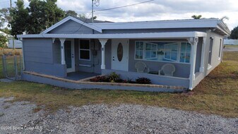 9357 Victoria Dr in Sebastian, FL - Building Photo