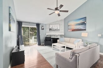 553 Beechcraft St in Charleston, SC - Building Photo - Building Photo