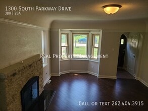 1300 Parkway Dr in Brookfield, WI - Building Photo - Building Photo