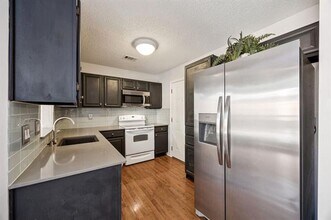 18111 Whispering Gables Ln in Dallas, TX - Building Photo - Building Photo