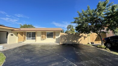 621 NW 38th Pl in Pompano Beach, FL - Building Photo - Building Photo