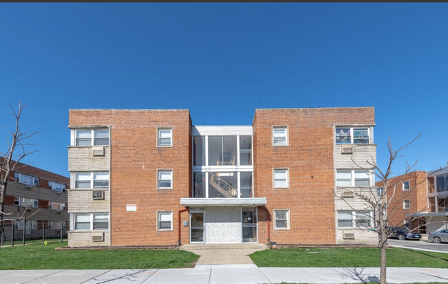 2401 W Balmoral Ave in Chicago, IL - Foto de edificio - Building Photo