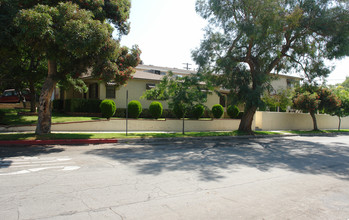 702 E Tujunga Ave in Burbank, CA - Foto de edificio - Building Photo