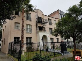 246 S Kenmore Ave in Los Angeles, CA - Building Photo