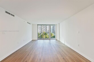 1500 Bay Rd, Unit N-1422 in Miami Beach, FL - Building Photo - Building Photo