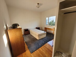 10528 Ayres Ave in Los Angeles, CA - Foto de edificio - Building Photo