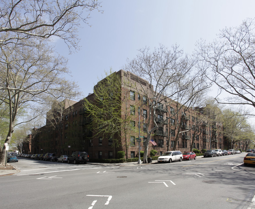 Sunnyside Garden Apartments in Sunnyside, NY - Building Photo