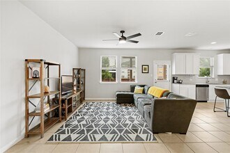 1317 Falconer Wy in Austin, TX - Building Photo - Building Photo