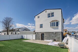 33 Dock Dr in Freeport, NY - Building Photo