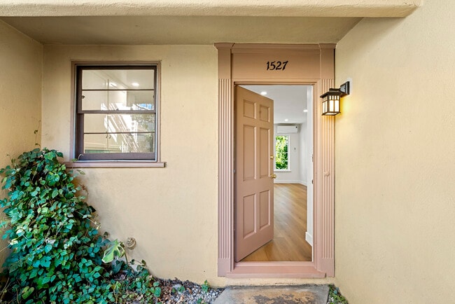 1527 Laurel St in South Pasadena, CA - Foto de edificio - Building Photo