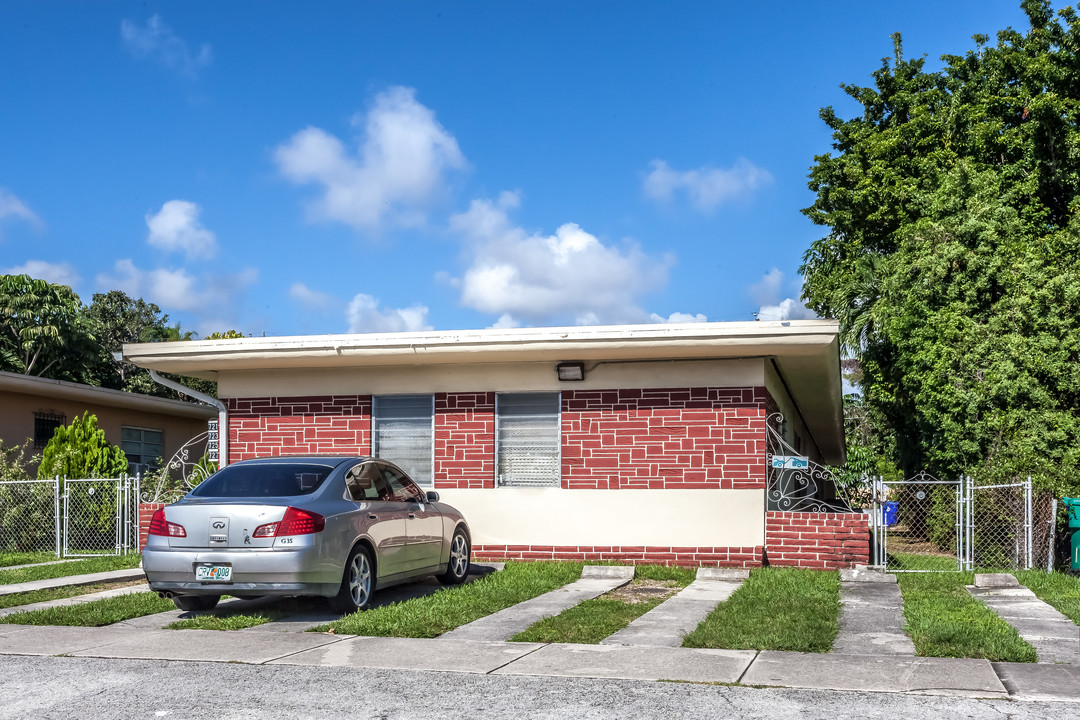 721 SW 10th St in Miami, FL - Building Photo