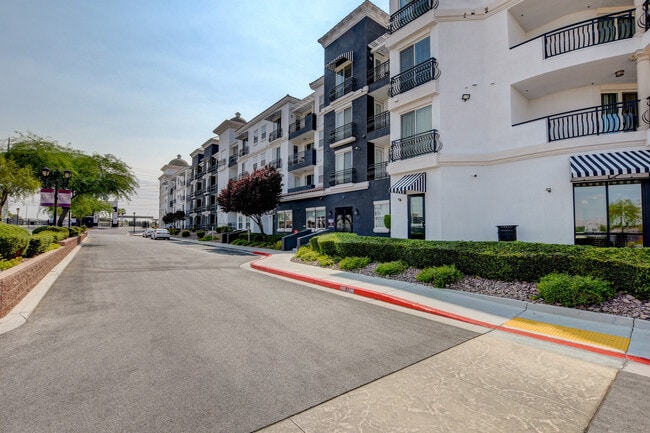 Las Vegas Grand in Las Vegas, NV - Foto de edificio - Building Photo