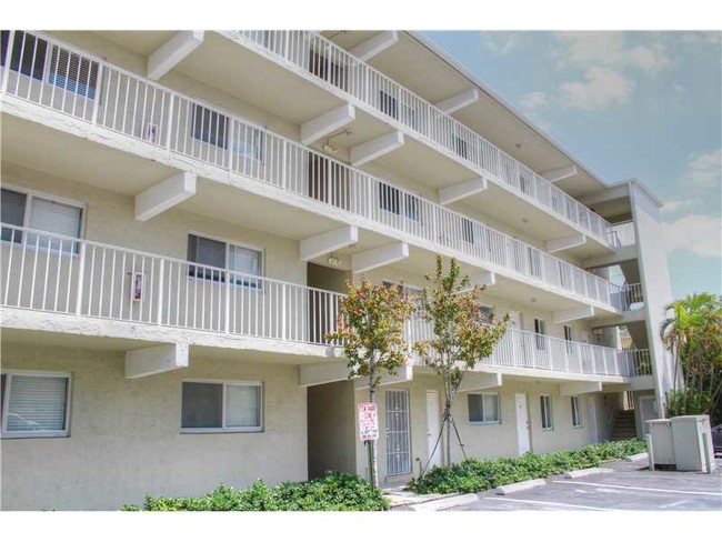 Eastover Apartments in Fort Lauderdale, FL - Building Photo - Building Photo